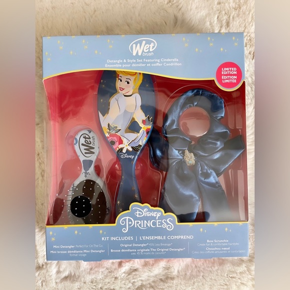 NEW Disneys Cinderella Wet Brush Set - Picture 3 of 3